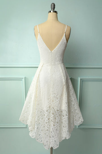 Vestido assimétrico de renda branca